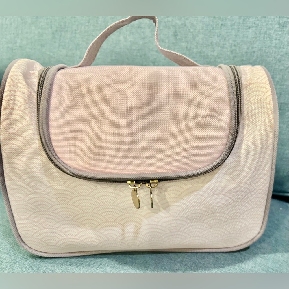 Stylish Cosmetic Carry-On Bag in Durable and Lightweight Waterproof Material